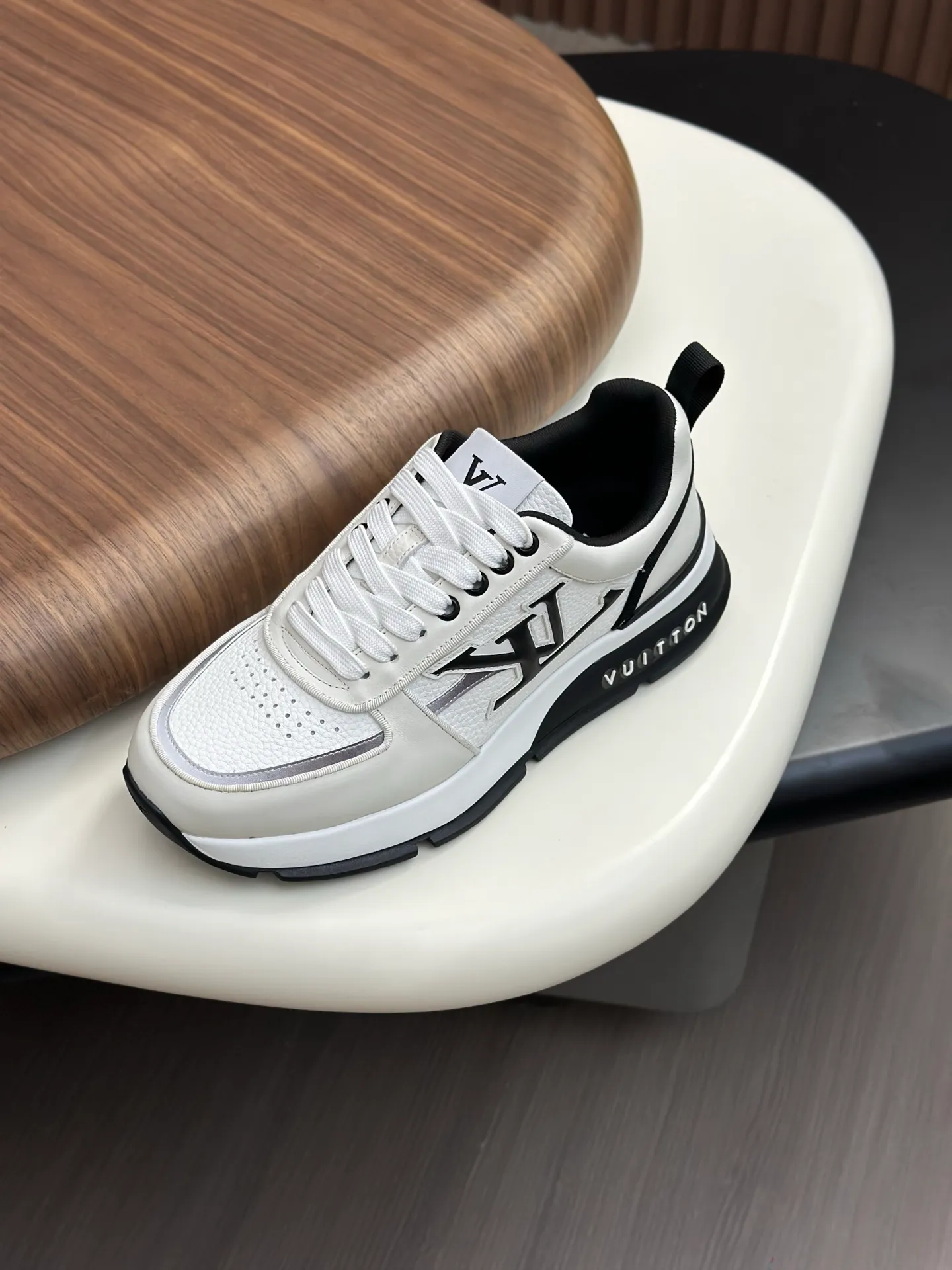 [L Family] Top P: 840💰 Size: 39-44 (38.45 can be customized) Lujia new color matching men's 🧍‍♂️trainer sneakers, this LV Trainer sneaker is made of soft grained calfskin, showing pure colors, the brand was born in 1854, the designer's handwritten brand logo is embellished on one side, virgil Designed by abloh himself, it is a very commemorative sneaker, the new LV Louis Vuitton trainer sneaker low casual sports culture versatile basketball shoes